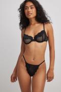 NA-KD Lingerie Stringtrosor med bred spetskant - Black