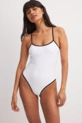 NA-KD Swimwear Baddräkt med kontrastbindande detalj - White