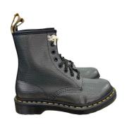 Dr. Martens Vegan Alumix Hex Emboss Stövlar Black, Dam