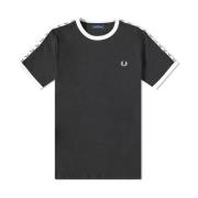 Fred Perry Taped Ringer T-shirt med Laurel Crown Ärmkant Black, Herr