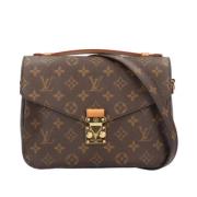 Louis Vuitton Vintage Pre-owned Canvas axelremsvskor Brown, Dam