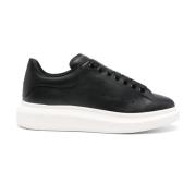 Alexander McQueen Svarta Oversized Sneakers med Inverterad Skalle Blac...