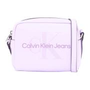 Calvin Klein Skulpterad kameraväska i Pastellila Purple, Dam