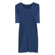 Issey Miyake Elegant Svart Klänning för Kvinnor Blue, Dam