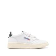 Autry Vita/svarta lädersneakers med logopatch Beige, Dam