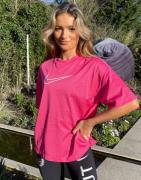 Nike - Rosa t-shirt i mesh med Swoosh-logga-Pink