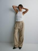 Nelly - Kostymbyxor - Beige - Slouchy Suit Pants - Byxor - suit Trouse...