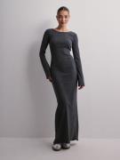 Pieces - Långärmade klänningar - Dark Grey Washed - Pcvanessa Ls Maxi ...