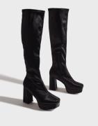 Nelly - Svart - Under Knee Plateau Boot