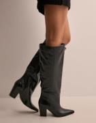 Nelly - Svart - Wide Leg Pointy Boot