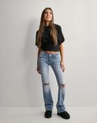 Nelly - Blå - Low Waist Bootcut Flap Pocket Jeans