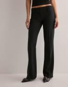 Nelly - Svart - Super Low Waist Flare Suit Pant