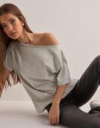 Nelly - Grå - Slouchy Shoulder Tee