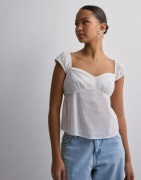 Nelly - Vit - Sweet Spring Top