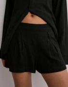 Nelly - Svart - Flowy Linen Shorts