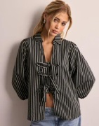 Vero Moda - Svart - Vmmalou 3/4 V-Neck Shirt Wvn Btq