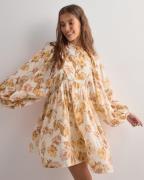 Malina - Blommig - Tyra high neck balloon sleeve mini dress