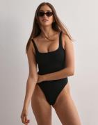 DORINA - Svart - Wavy Swimsuit