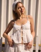 Nelly - Vit - Broderie Anglaise Top