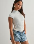 Nelly - Vit - Ultra Soft Turtleneck Tee