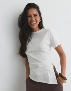 Nelly - Vit - Asymmetric Tee