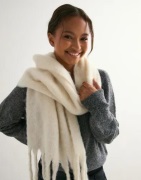 Nelly - Vit - Chunky Fuzzy Scarf