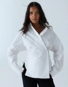 Nelly - Vit - Twisted Shirt