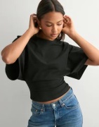 Nelly - Svart - Round Neck Wide Sleeve Tee