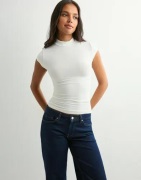 Nelly - Vit - Ultra Soft Turtleneck Tee