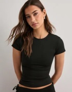 Nelly - Svart - Sculpting Tee