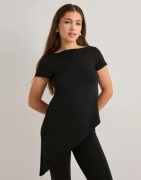 Nelly - Svart - Asymmetric Flowy Tee