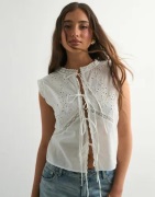 Nelly - Vit - Embroidered Vest