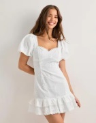 Nelly - Vit - Cute Embroidered Dress