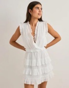 Nelly - Vit - Adorable Flounce Dress