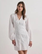 Neo Noir - Vit - Mabel Embroidery Dress