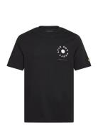 Lyle & Scott Football Wheel Graphic T-Shirt Svart