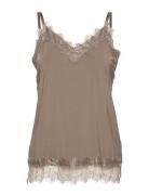 FREE/QUENT Top From Freequent In A Light Material. The Top Has A Simpl...